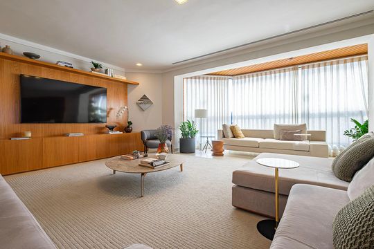 Compra apartamento em Alto de Pinheiros com 7 quartos, 5 suítes e varanda gourmet. — Sala