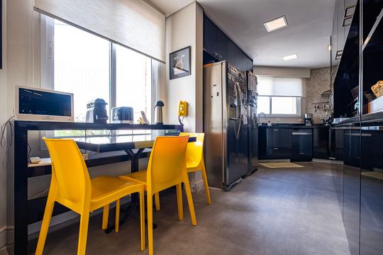 Compra apartamento em Alto de Pinheiros com 7 quartos, 5 suítes e varanda gourmet. — Cozinha
