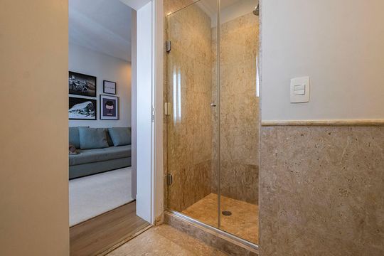 Compra apartamento em Alto de Pinheiros com 7 quartos, 5 suítes e varanda gourmet. — Banheiro da Suíte 4