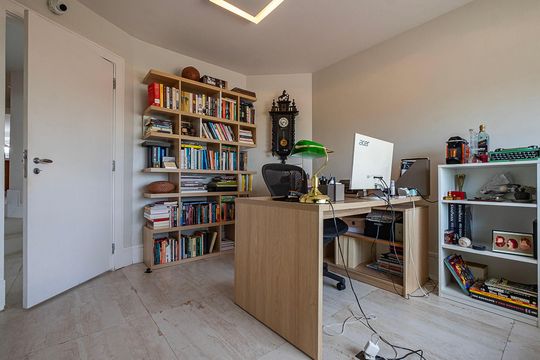 Compra apartamento em Alto de Pinheiros com 7 quartos, 5 suítes e varanda gourmet. — Suíte 5