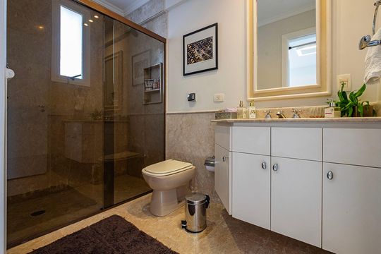 Compra apartamento em Alto de Pinheiros com 7 quartos, 5 suítes e varanda gourmet. — Banheiro da Suíte 5