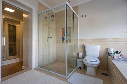 Compra apartamento em Alto de Pinheiros com 7 quartos, 5 suítes e varanda gourmet. — Banheiro da Suíte 1