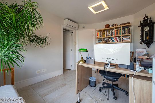 Compra apartamento em Alto de Pinheiros com 7 quartos, 5 suítes e varanda gourmet. — Suíte 5