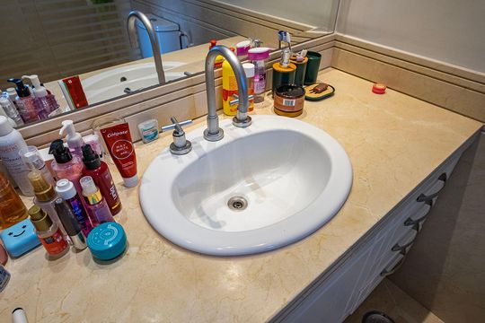 Compra apartamento em Alto de Pinheiros com 7 quartos, 5 suítes e varanda gourmet. — Banheiro da Suíte 2