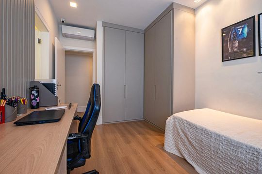 Compra apartamento em Alto de Pinheiros com 7 quartos, 5 suítes e varanda gourmet. — Suíte 3