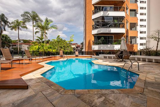 Compra apartamento em Alto de Pinheiros com 7 quartos, 5 suítes e varanda gourmet. — Área comum - Piscina