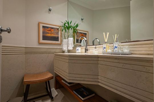 Compra apartamento em Alto de Pinheiros com 7 quartos, 5 suítes e varanda gourmet. — Lavabo 1