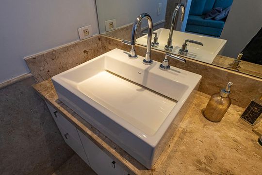 Compra apartamento em Alto de Pinheiros com 7 quartos, 5 suítes e varanda gourmet. — Banheiro da Suíte 4