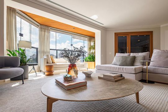 Compra apartamento em Alto de Pinheiros com 7 quartos, 5 suítes e varanda gourmet. — Sala