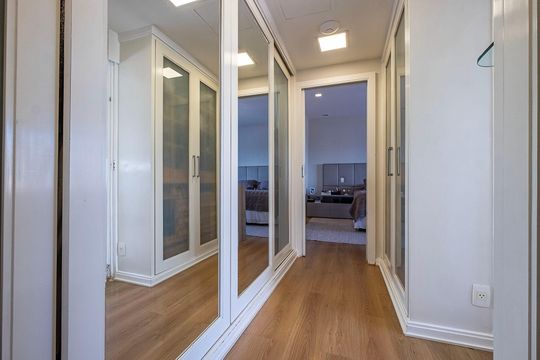 Compra apartamento em Alto de Pinheiros com 7 quartos, 5 suítes e varanda gourmet. — Suíte 1