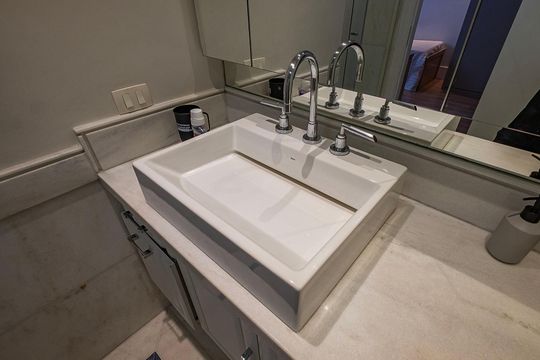 Compra apartamento em Alto de Pinheiros com 7 quartos, 5 suítes e varanda gourmet. — Banheiro da Suíte 3