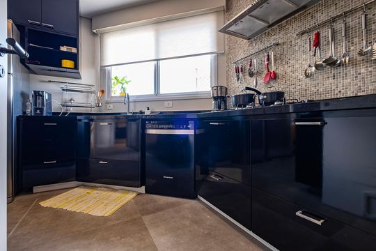 Compra apartamento em Alto de Pinheiros com 7 quartos, 5 suítes e varanda gourmet. — Cozinha