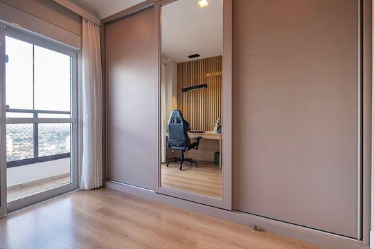 Compra apartamento em Alto de Pinheiros com 7 quartos, 5 suítes e varanda gourmet. — Suíte 2