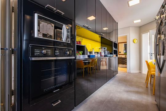 Compra apartamento em Alto de Pinheiros com 7 quartos, 5 suítes e varanda gourmet. — Cozinha