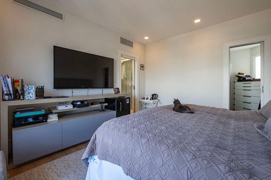 Compra apartamento em Alto de Pinheiros com 7 quartos, 5 suítes e varanda gourmet. — Suíte 1