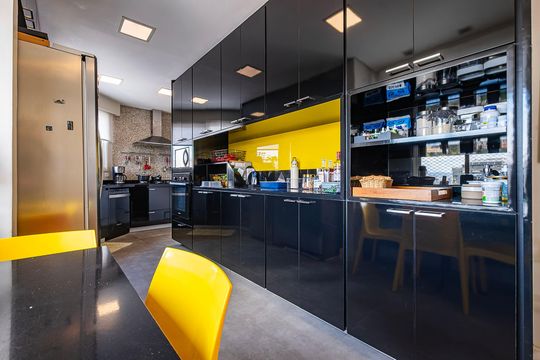 Compra apartamento em Alto de Pinheiros com 7 quartos, 5 suítes e varanda gourmet. — Cozinha