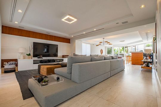 Compra apartamento em Alto de Pinheiros com 7 quartos, 5 suítes e varanda gourmet. — Sala 2