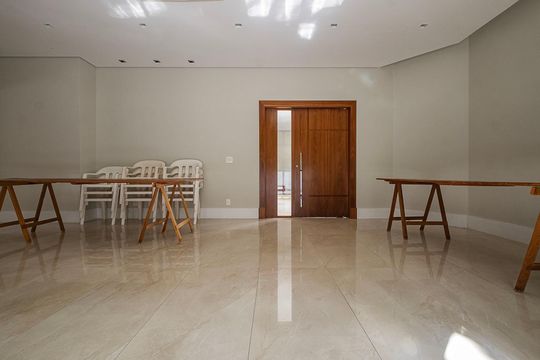 Compra apartamento em Alto de Pinheiros com 7 quartos, 5 suítes e varanda gourmet. — Área comum - Salão de festas