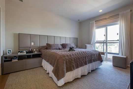 Compra apartamento em Alto de Pinheiros com 7 quartos, 5 suítes e varanda gourmet. — Suíte 1