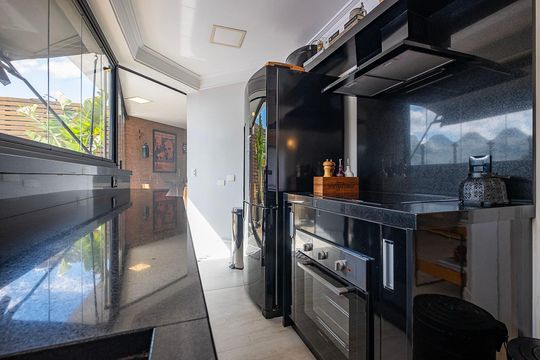 Compra apartamento em Alto de Pinheiros com 7 quartos, 5 suítes e varanda gourmet. — Sala 2