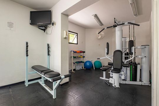 Compra apartamento em Alto de Pinheiros com 7 quartos, 5 suítes e varanda gourmet. — Área comum - Academia