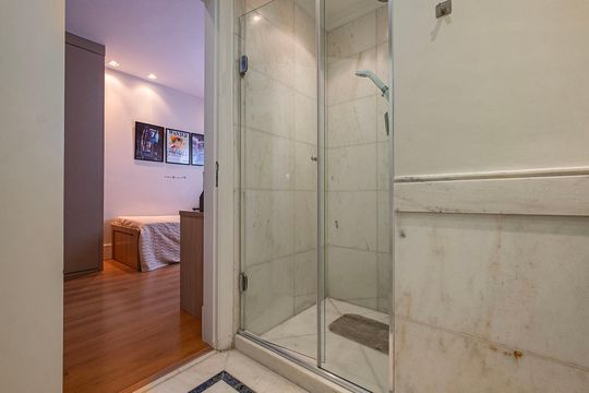 Compra apartamento em Alto de Pinheiros com 7 quartos, 5 suítes e varanda gourmet. — Banheiro da Suíte 3
