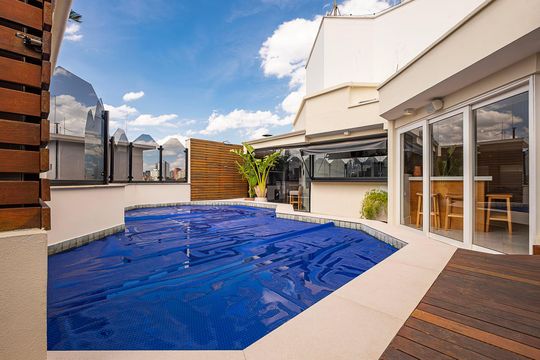Compra apartamento em Alto de Pinheiros com 7 quartos, 5 suítes e varanda gourmet. — Terraço
