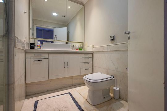 Compra apartamento em Alto de Pinheiros com 7 quartos, 5 suítes e varanda gourmet. — Banheiro da Suíte 3