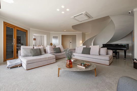 Compra apartamento em Alto de Pinheiros com 7 quartos, 5 suítes e varanda gourmet. — Sala