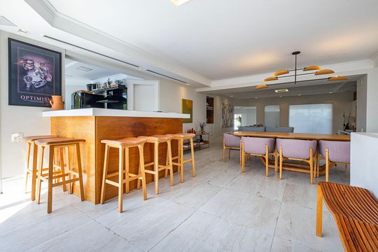 Compra apartamento em Alto de Pinheiros com 7 quartos, 5 suítes e varanda gourmet. — Sala 2