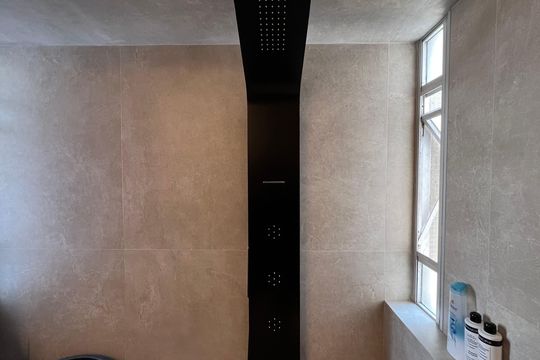 Venda de apartamento mobiliado em Cerqueira César com 3 quartos, 2 suítes e churrasqueira. — Banheiro da Suíte 2