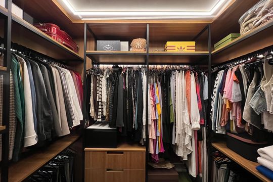 Venda de apartamento mobiliado em Cerqueira César com 3 quartos, 2 suítes e churrasqueira. — Closet da suíte 2