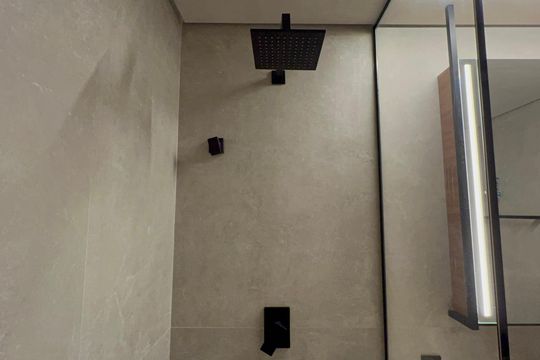 Venda de apartamento mobiliado em Cerqueira César com 3 quartos, 2 suítes e churrasqueira. — Banheiro da Suíte 1