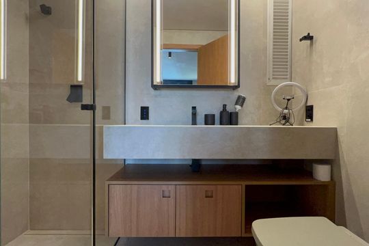 Venda de apartamento mobiliado em Cerqueira César com 3 quartos, 2 suítes e churrasqueira. — Banheiro da Suíte 1