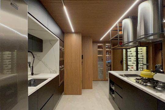 Venda de apartamento mobiliado em Cerqueira César com 3 quartos, 2 suítes e churrasqueira. — Cozinha