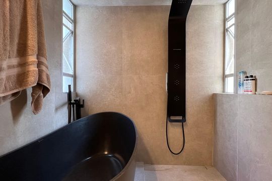 Venda de apartamento mobiliado em Cerqueira César com 3 quartos, 2 suítes e churrasqueira. — Banheiro da Suíte 2