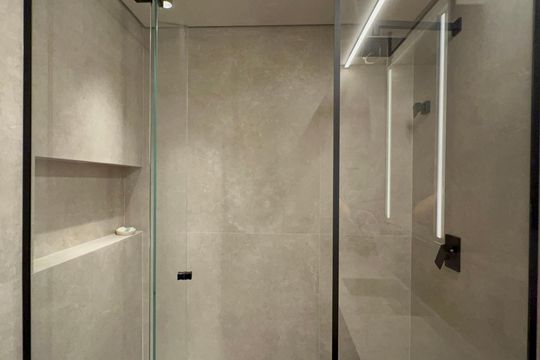 Venda de apartamento mobiliado em Cerqueira César com 3 quartos, 2 suítes e churrasqueira. — Banheiro da Suíte 1