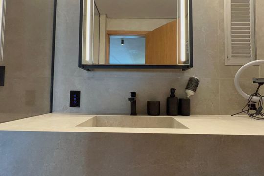 Venda de apartamento mobiliado em Cerqueira César com 3 quartos, 2 suítes e churrasqueira. — Banheiro da Suíte 1