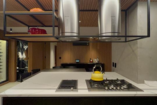Venda de apartamento mobiliado em Cerqueira César com 3 quartos, 2 suítes e churrasqueira. — Cozinha