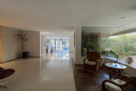 Venda de apartamento mobiliado em Cerqueira César com 3 quartos, 2 suítes e churrasqueira. — Hall de entrada
