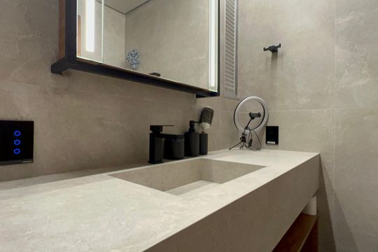 Venda de apartamento mobiliado em Cerqueira César com 3 quartos, 2 suítes e churrasqueira. — Banheiro da Suíte 1