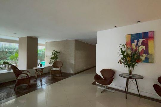 Venda de apartamento mobiliado em Cerqueira César com 3 quartos, 2 suítes e churrasqueira. — Hall de entrada