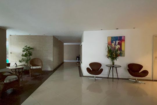Venda de apartamento mobiliado em Cerqueira César com 3 quartos, 2 suítes e churrasqueira. — Hall de entrada