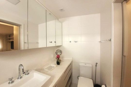 Apartamento mobiliado com 3 quartos, ideal para quem busca uma compra prática e confortável. — Banheiro