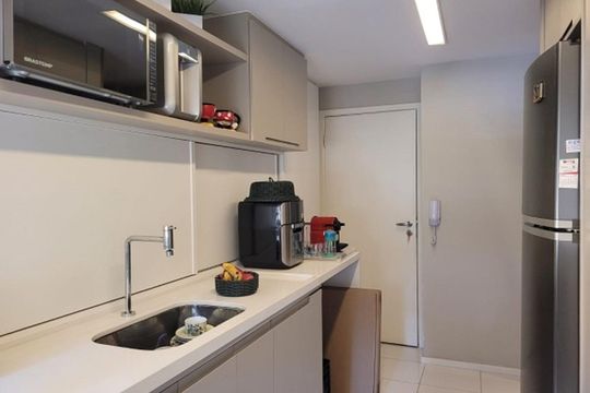 Apartamento mobiliado com 3 quartos, ideal para quem busca uma compra prática e confortável. — Cozinha