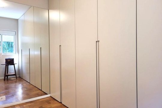 Apartamento mobiliado com 3 quartos, ideal para quem busca uma compra prática e confortável. — Quarto