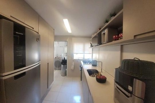 Apartamento mobiliado com 3 quartos, ideal para quem busca uma compra prática e confortável. — Cozinha