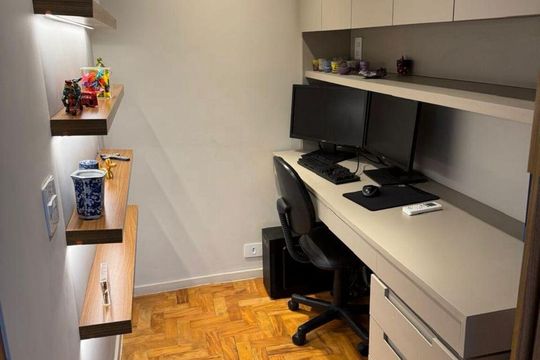Apartamento mobiliado com 3 quartos, ideal para quem busca uma compra prática e confortável. — Escritório