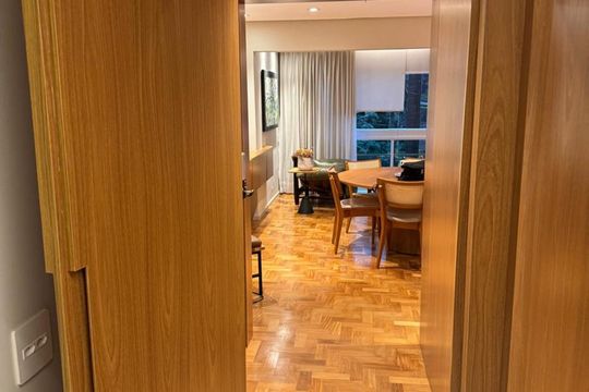 Apartamento mobiliado com 3 quartos, ideal para quem busca uma compra prática e confortável. — Sala