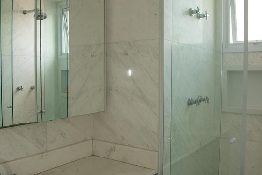 Apartamento para comprar: 3 quartos, closet, academia, mobiliado. — Banheiro da Suíte 1